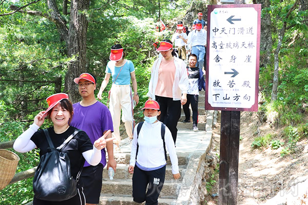 金頂云海奇觀,學(xué)國粹經(jīng)典道德經(jīng)